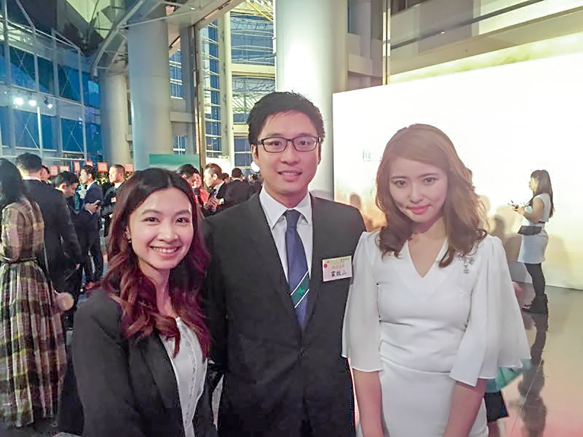 2●张卓敏小姐出席广东青年联会活动时与霍启山先生等合影.jpg