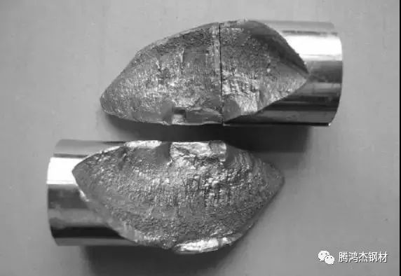 轴过早断裂的主要原因为交变应力作用下,以夹杂物为核心形成疲劳源而