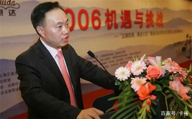 施正荣的一生是大起大落,有着低谷也有着顶峰,曾经辉煌却又被世人