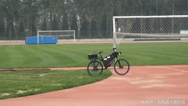 清华大学生发明不倒翁自行车，不用人骑自己也能跑，获国际大奖