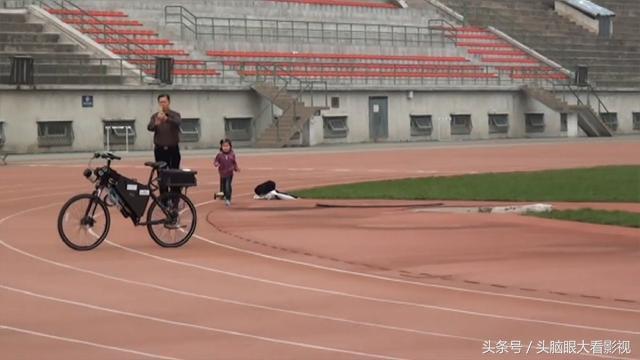 清华大学生发明不倒翁自行车，不用人骑自己也能跑，获国际大奖