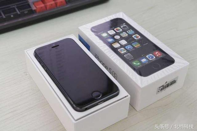 为什么新买的iPhone包装盒中都会有两个苹果贴纸？这其中大有来头