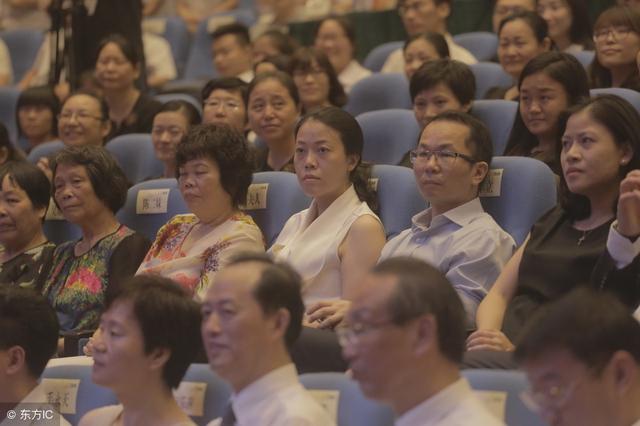中国女首富诞生：每天入账6个亿，身价超过李嘉诚，直追马云