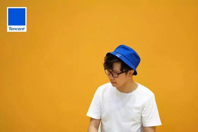 腾讯与Pantone合作发布腾讯蓝，推出的周边产品设计炒鸡好看！