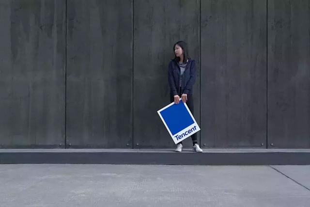 腾讯与Pantone合作发布腾讯蓝，推出的周边产品设计炒鸡好看！