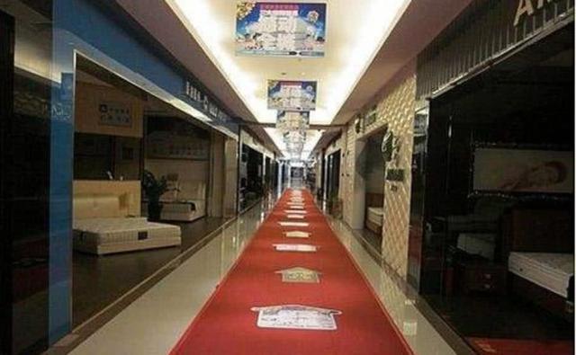 为何实体店那么萧条，店铺租金却被“炒”的很高？内行人道出实情