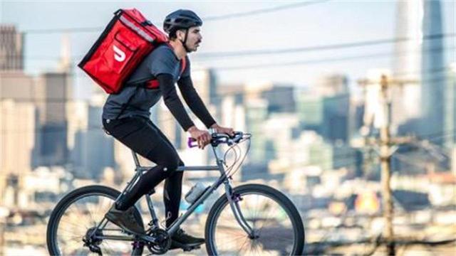 中外送餐差距那么大，吃上热食是种奢侈，中国外卖小哥真仁慈！