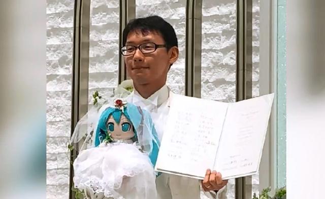 微软小冰毕业、初音未来结婚，索菲亚想要孩子……机器人从里到外越来越像人类