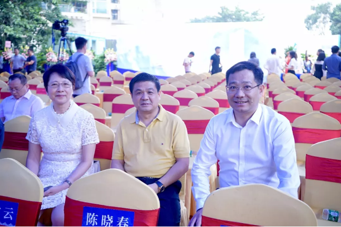 轮值会长顾友良,副会长孔令双(中,副会长姚胆赤(左)常务副会长王琼副