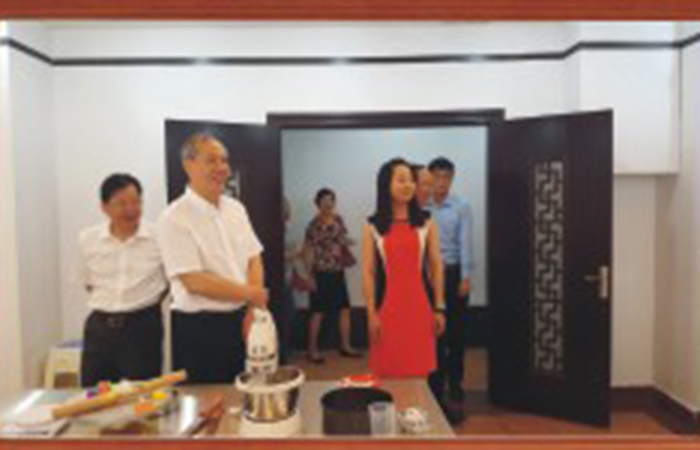 中山大學校長羅俊接見金銀卡股份公司董事長秘書蔣琰小姐