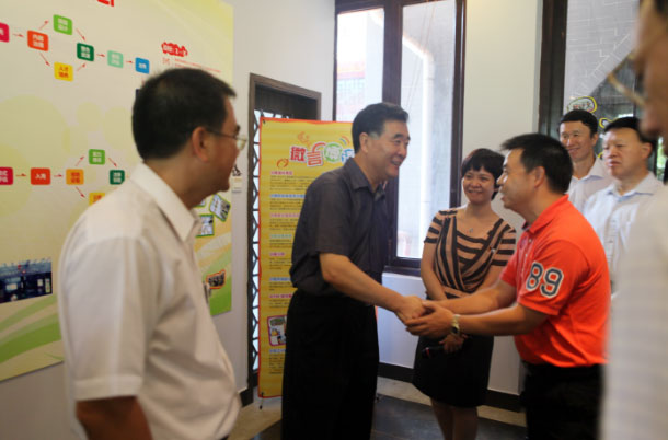 汪洋副总理与佘董握手，感谢佘董在社会管理创新做出的贡献，并说“你是最大的义工