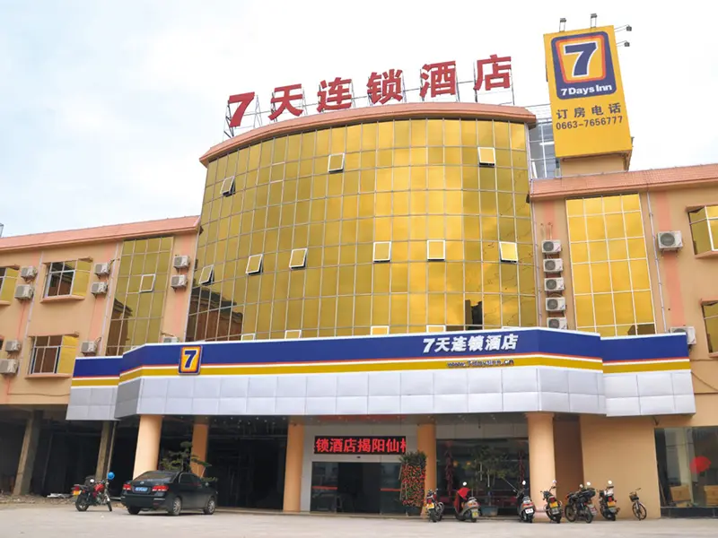 <h3>7天连锁酒店 </h3>　　揭阳仙桥7天酒店位于仙桥榕池路段与四号路交汇处，交通便捷， 商业繁荣。该项目的电梯为加装梯， 施工难度大，公司从梯型参数计算 到后期安装，不断修正、不断完善、 以最优的方案呈现给客户。电梯机房更是巧妙隐身于7天的LOGO之中。<br>　　酒店型的电梯，需要高端华贵， 运行平稳。客户正是看中了吉荣电 梯平稳可靠，节能环保的同时又不失华贵，彼此获得了合作共赢的机会。安装运行至今情况良好，客户反馈情况满意。<br>