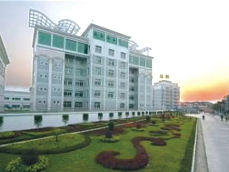 <h3>深展实业</h3>　　广东深展实业有限公司是一家集科研、生产、贸易于一体的国家重点高新技术企业。<br>　　吉荣电梯凭借优质的产品和周到的服务，以客户需求为己任，充分考虑客户需求，为客户提供完善科学的建造方案，最终获得客户肯定与认同，夺得该项目的乘客电梯供货合同。安装运行至今情况良好，客户反馈情况基本满意。