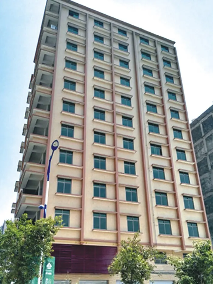 <h3>广东汇宝昌电器有限公司</h3>　　广东汇宝昌电器有限公司，位于广东省揭阳市榕城区榕东旧寨工业区，是一家集电器销售、维修的中型企业。<br>　　随着运输需求扩大，客户规划建造乘客用于消费者乘坐参观。吉荣电梯凭借科学的研发设计、先进的产品装配和完善的售后服务，获得客户认同和青睐，获得该项目乘客电梯的供货合同。安装运行至今无故障，客户反馈情况良好。