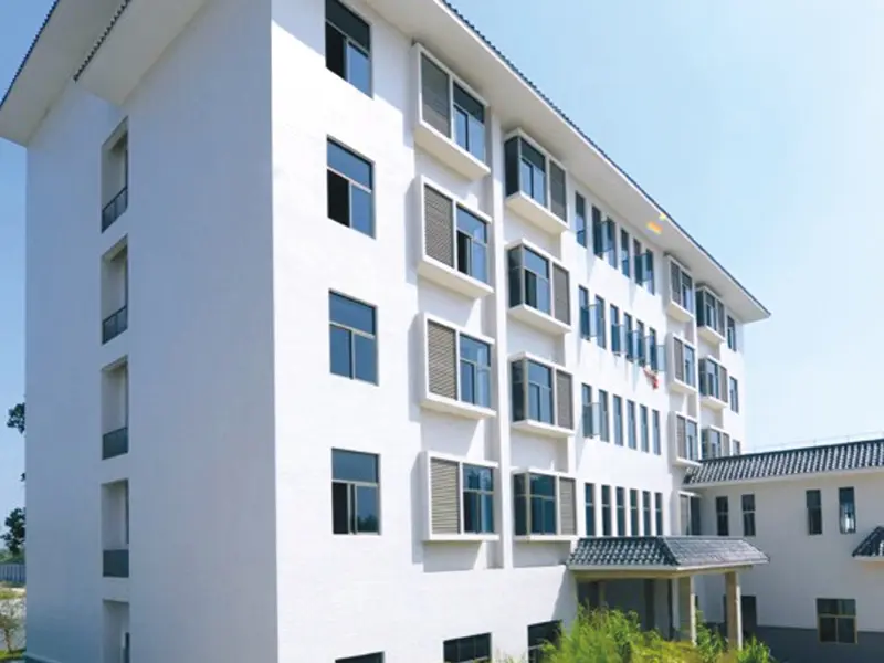 <h3>揭阳市自来水公司</h3>　　揭阳市自来水公司创建于1959 年，为集体所有制企业，是一家生 产设备先进、工艺流程自动化、管理信息化，供水配套能力25万吨的中型二类供水企业。<br>　　为顺应现代化运输需求，公司规划建造乘客电梯，节能和安全是首要关注因素。吉荣公司在进行现场勘查后根据需求设计出最科学的建设方案，加上先进的技术和配置，成功收获公司肯定，夺得该项目的供货合同。<br>