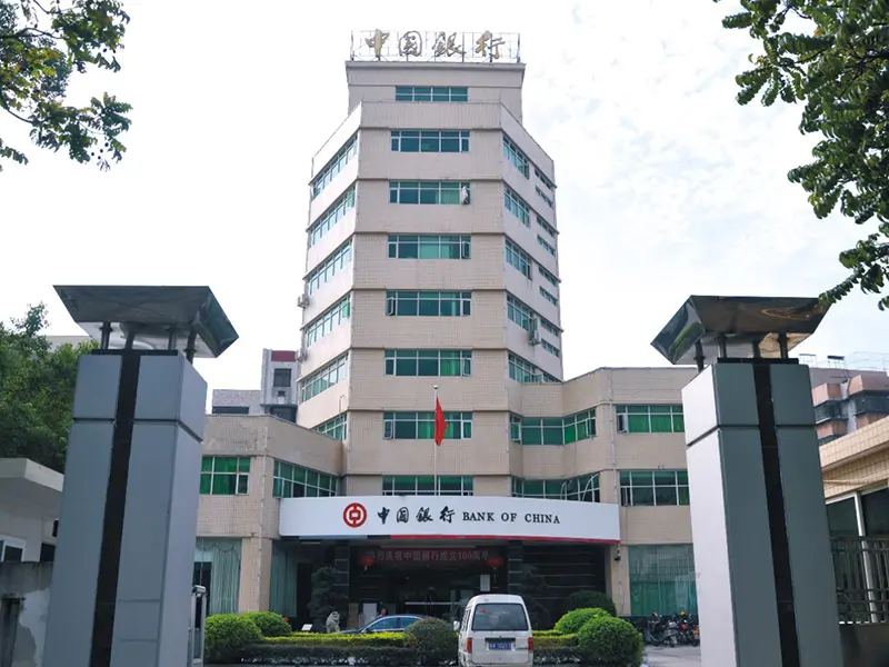 <h3>中国银行-普宁支行</h3>　　作为国有四大行之一，中国银行对产品无论从安全、速度、稳定性、还是节能等方面均有着严格要求。这与我们公司的产品不谋而合。吉荣电梯米用先进的电梯技术和一流的部件配置，将电梯产品以最优质的状态交付给客户。安装运行至今状态良好，客户反馈良好。