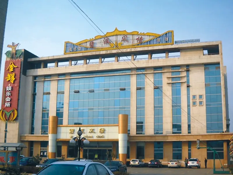 <h3>金尊酒店</h3>　　金尊酒店是福建省东山县的一家大型娱乐休闲场所。<br>　　作为福建东山地区的模范工程， 金尊酒店对电梯运行要求严苛。根据行业特点，公司特别定制了结构精致、外形美观、高效平稳为主要特点的智能化方案，其别致的设计、华贵的装潢及高效的运载效率得到客户的高度认可。<br>