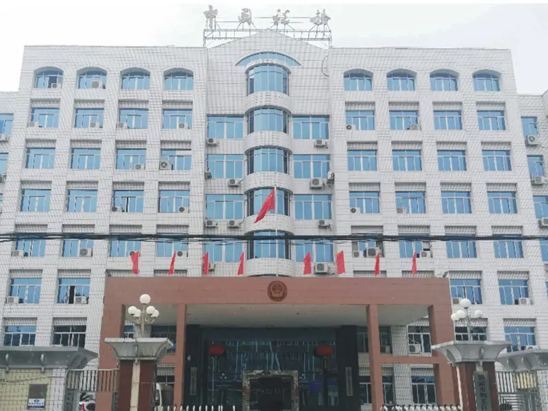 <h3>揭东地税局</h3>　　揭东地税局为满足日益增加的运载需求，提升群众服务水平和行政办公效率，计划安装乘客电梯。<br>　　吉荣电梯先进的技术和装备， 在实现节能环保的同时，具有平层精确、噪音小、运行稳定等特点，满足乘坐需求。轿厢内更是装饰304镜面不镑钢和大理石纹理地板，设计高端大气，简约大方。赢得客户信任并成功签订安装合同。