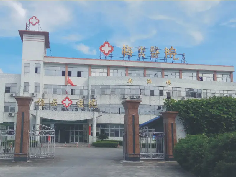 <h3>揭阳市梅云医院</h3>　　揭阳市梅云医院，是揭阳市梅云工业区综合型医院。为适应现代医疗运输的发展，规划安装医用电梯。<br>　　吉荣医梯采用先进的变频变压调控技术，装备节能环保，动力强劲的曳引主机和门机，运行平稳，平层精确、 低噪音、无震动、安全可靠，有效缩减运行时间，提高医患救援效率， 从医患角度为其设计，充分展现人性关怀。