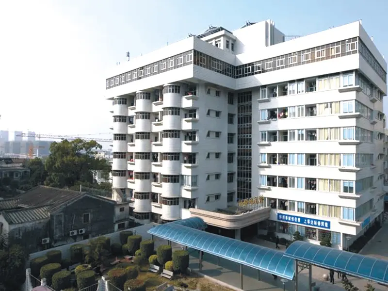 <h3>揭阳市榕城区人民医院</h3>　　榕城区人民医院，是揭阳市区第二大综合型医院。为适应现代医疗运输的发展，规划建造安装医用电梯。<br>　　吉荣医用电梯采用先进的变频变压调控技术，装备节能环保，动力强劲的曳引主机和门机，运行平稳，平层精确、 低噪音、无震动、安全可靠，有效缩减运行时间，提高医患救援效率， 从医患角度为其设计，充分展现人性关怀。