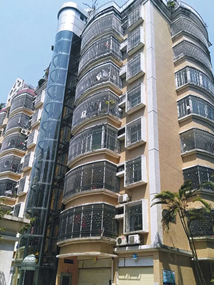 <h3>江滨花园</h3>　　揭阳市江边花园，地处沿江河畔，交通便捷，环境优雅，是本地区早期大型住宅小区之一。<br>　　面对电梯需求不断增多，江边花园小区规划安装加装电梯。吉荣电梯的产品凭借优质的产品质量和周到的服务体系，为小区提供合适的加装方案。获得该小区的肯定，为其提供全景式的观光型加装电梯。安装运行至今反映情况良好，小区居民整体反馈满意。