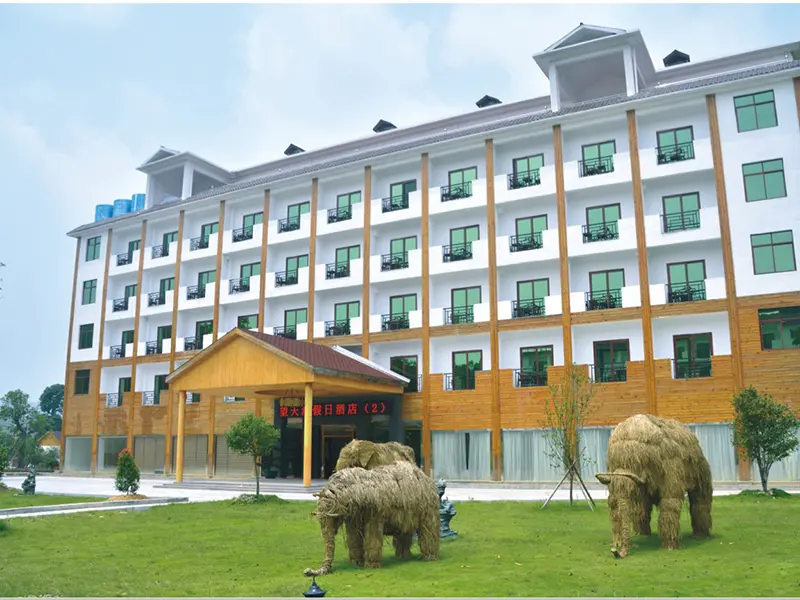 <h3>望天湖迎宾馆</h3>　　望天湖生态旅游度假区位于揭阳市产业园区，由广东望天湖现代农业科技有限公司投资兴建，规划总体面积五千多亩，是以生态农业为主题的特色旅游综合体。<br>　　为方便游客住行需求，景区的迎宾馆规划建立乘客电梯。吉荣电梯凭借产品先进的配置、完善的服务体系、精美的装潢设计和专业的研发团队，成功获得景区该项目客梯的供货合同。为望天湖景区的发展增添动力。