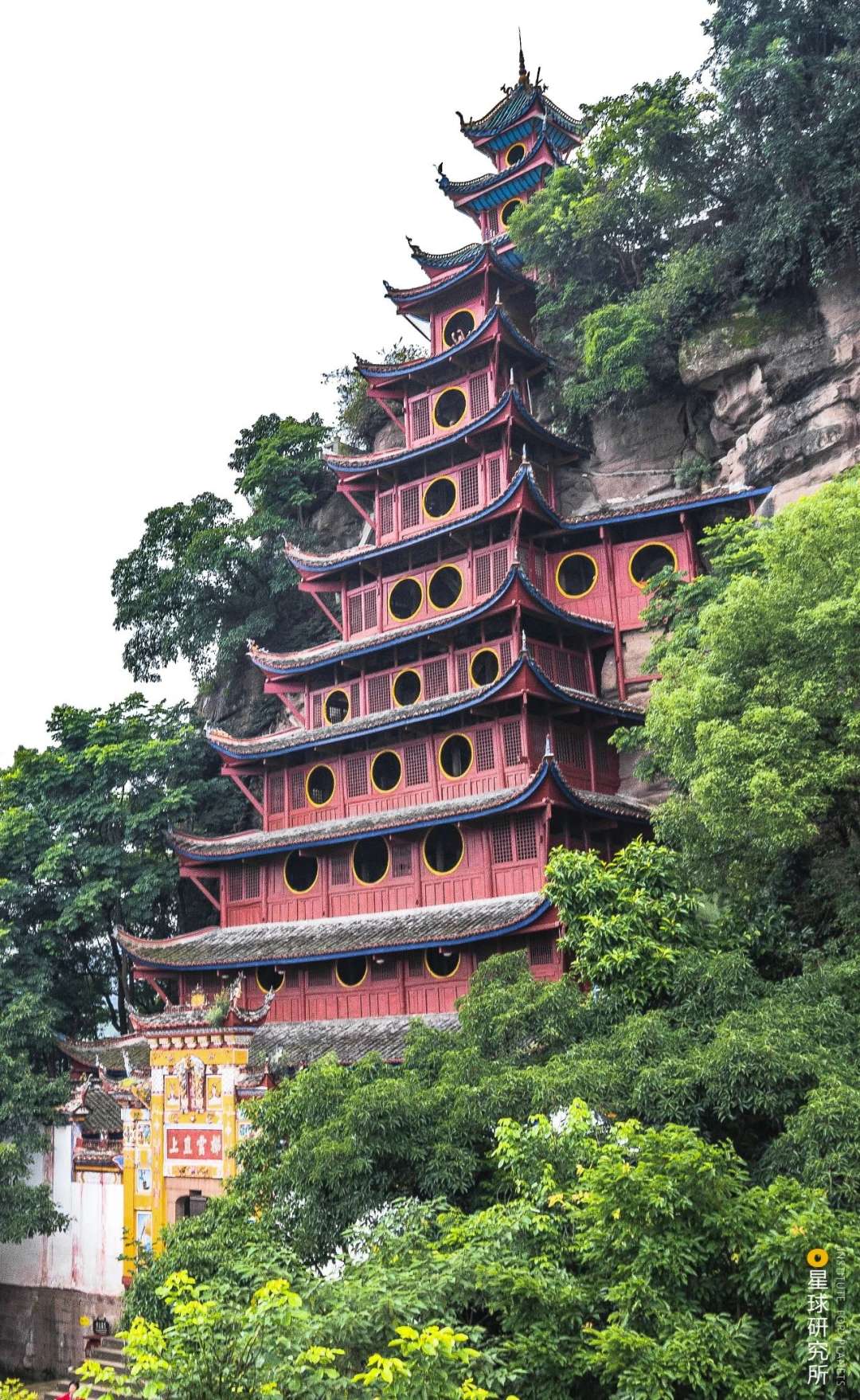 依崖而建的 石宝寨木塔(四川忠县石宝寨木塔,摄影师@王寰▼