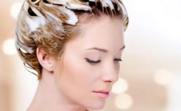 化妆品公司生产洗发水