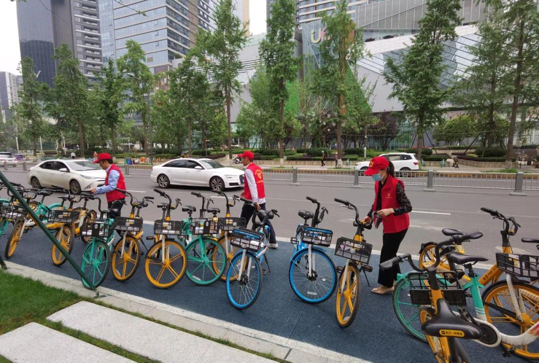 整理共享单车 助力文明城市