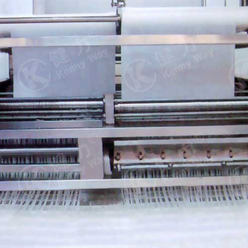 Automatic slitting conveyor
