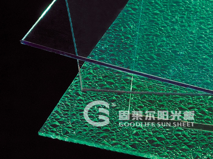 耐力板透明、颗粒板绿色组合