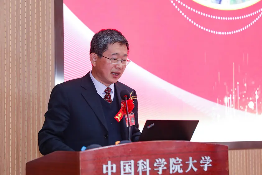 巢志茂-中国中医科学院中药研究所研究员<br>（屠呦呦研究员工作室主任）、博士生导<br>师、中药标准样品与定值研究室主任，国<br>家科技特派团团员、国家中药材产业技术<br>体系贮藏与包装岗位科学家