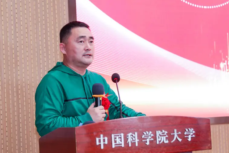 任岩东-中医学及临床营养双博士学位、<br>“中国临床深度营养学”、“中国1.26<br>医学新模式”、“中医1.26慢病健康管理<br>理念”创始人、美国慢病管理国际联盟<br>（CDIC）亚洲区首席科学家、国家中<br>医药管理局“中医健康管理师”专家委员<br>会委员