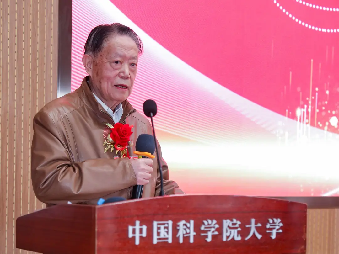 殷大奎-中华人民共和国卫生部原副部长、<br>全国政协委员；卫生部健康教育首席专<br>家、中国医师协会会长、中国健康教育协<br>会会长、中华健康快车基金会副主席兼秘<br>书长