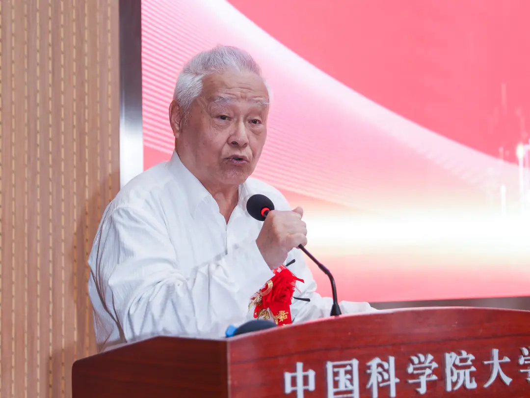 朱平-中国著名物理医学与康复专家；<br>中华医学会激光分会常委；原首都医<br>科大学附属北京同仁医院康复物理治<br>疗科主任；中华非药物疗法国际联合<br>会荣誉顾问；《平衡态》、《高电位<br>疗法临床应用》、《LED红蓝光疗法<br>及临床应用》书籍主编作者