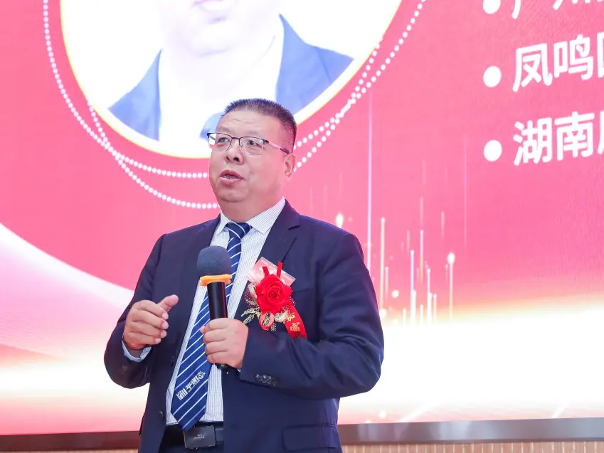 赵宗平-中华非药物疗法国际联合会常务<br>副主席兼秘书长，中华非药物疗法国际<br>联合会研究院院长，广州平衡态健康产<br>业科技有限公司董事长，广州南都电子<br>科技有限公司董事长，广州南态科技有<br>限公司董事长，凤鸣国际大酒店董事长，<br>湖南康特瑞器械有限公司董事长<br><br>