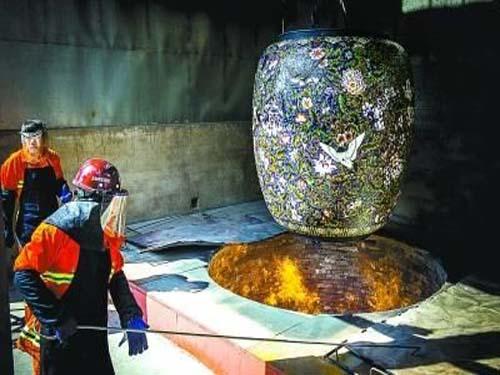 世界最大景泰藍花瓶燒制 