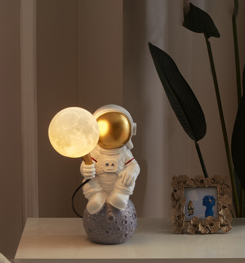 Simple Nordic lunar astronaut resin led table lamp T3286