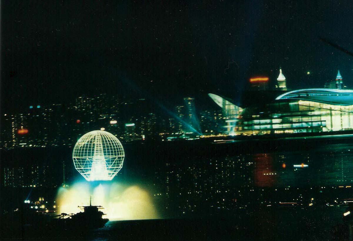 15《东方之珠》摄於1997年香港回归夜景.jpg