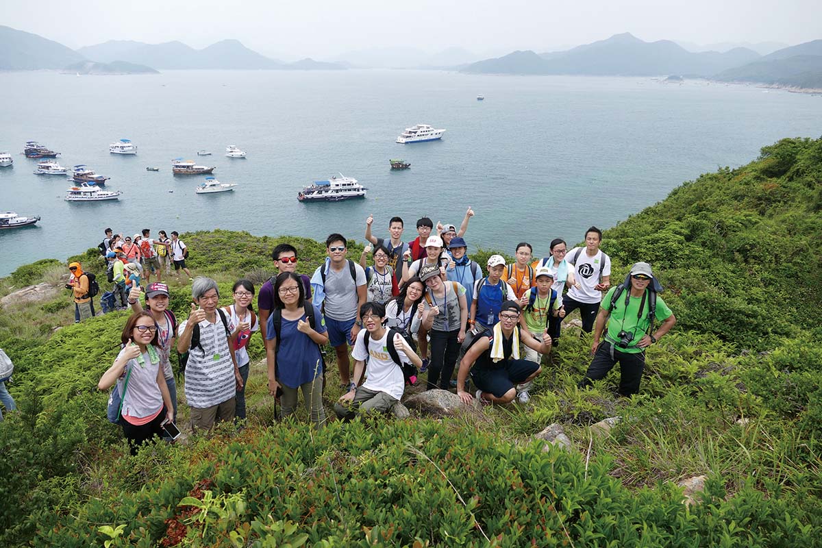 10吴益胜先生摄於2012年，他每年暑假都会带领香港青少年在暑期进行地质考察活动.jpg