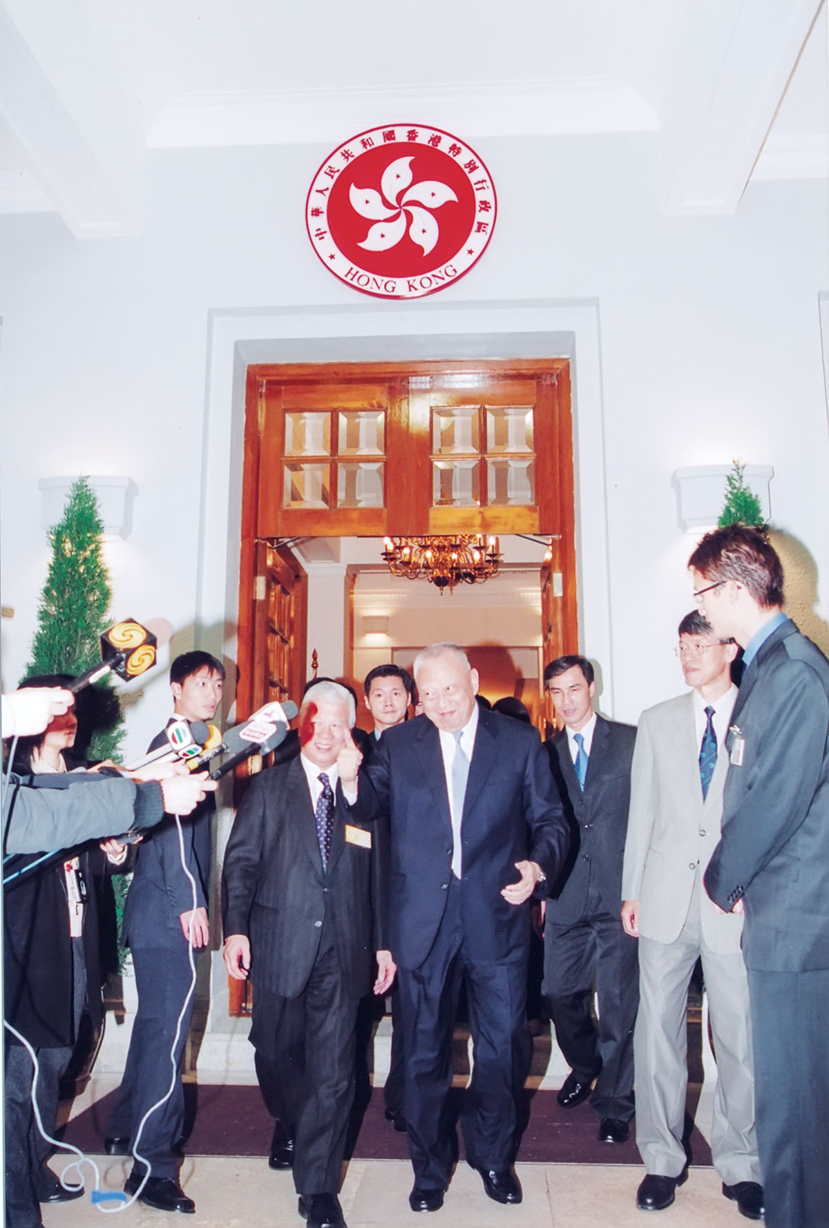 3范佐浩先生与前特首董建华出席颁发“香港青年奖励计划金章”活动.jpg