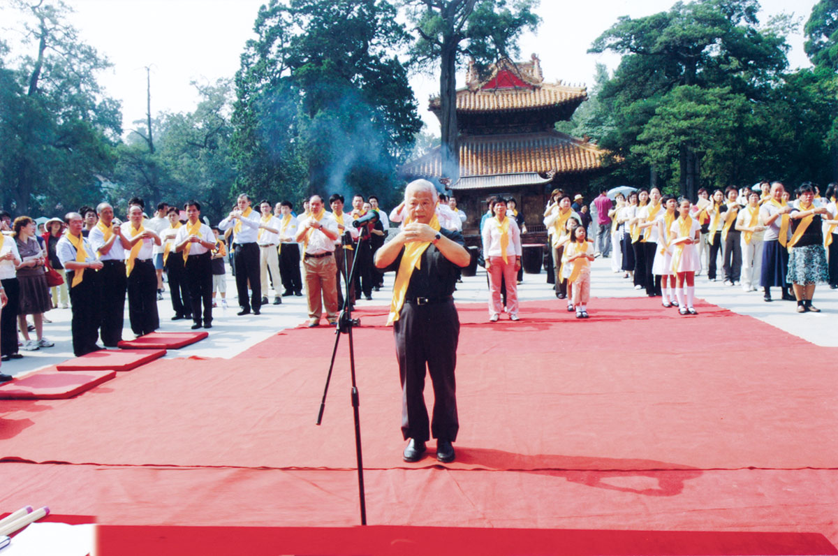 2霍文韬老师带领弟子在山东曲埠孔庙举行纪念孔子拜祭仪式.jpg