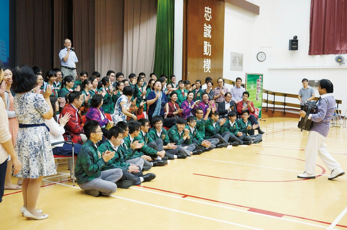 9周培贤博士担任香港明爱柴湾马登中学导师（图为在学校表演）.jpg