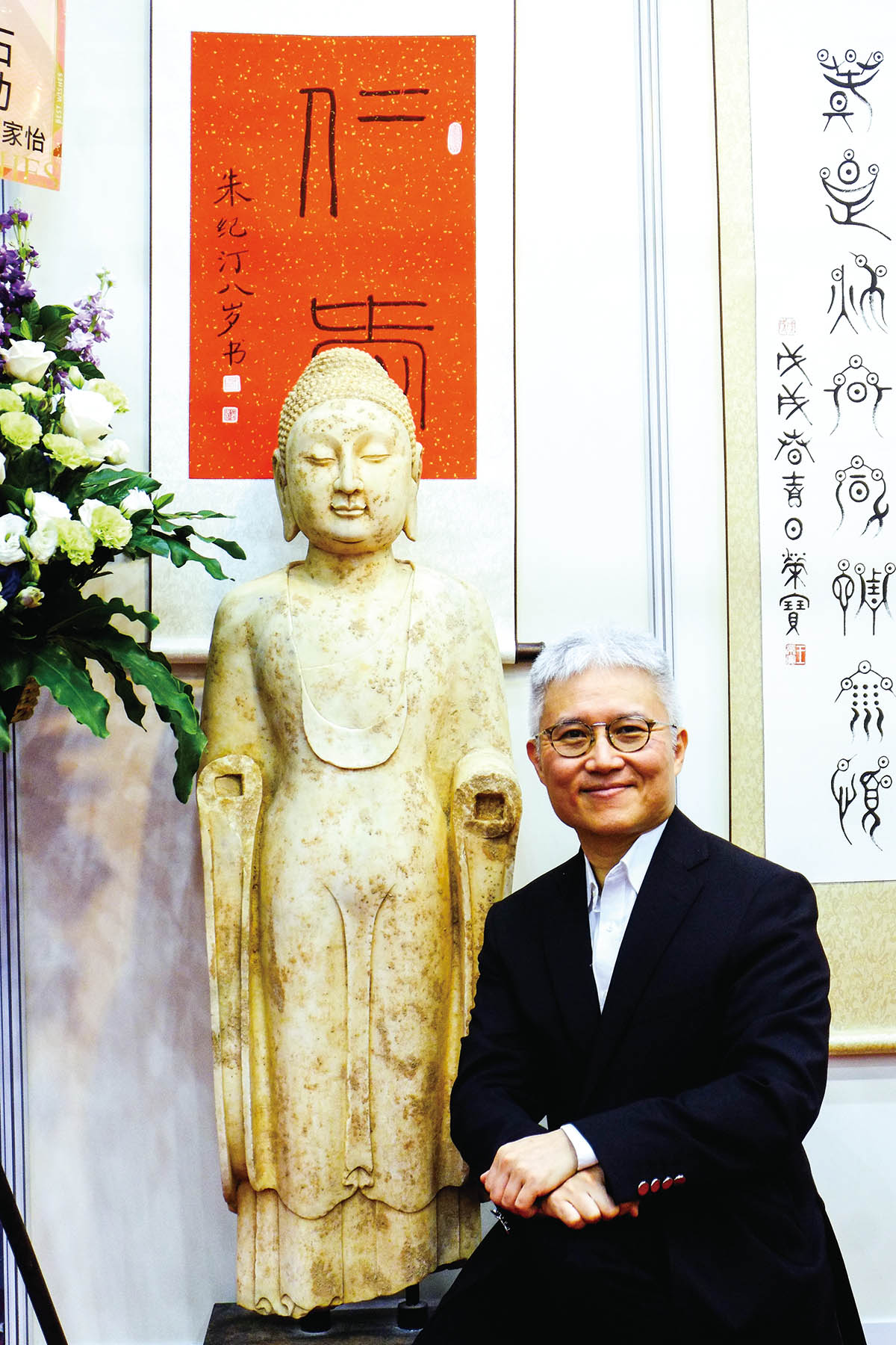 24杨永明医生在其主辨的”缘喜玉石“展览会上於藏品前留影.jpg