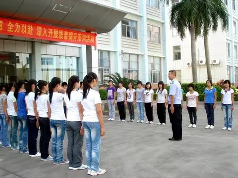 员工园地-实习生军训