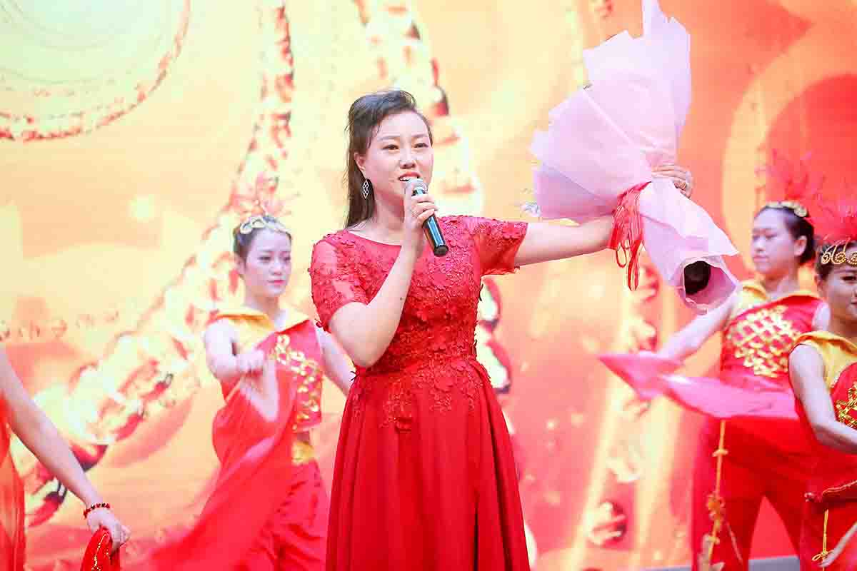 2019 company housewarming celebration, General Manager Gong Haiyan sings 