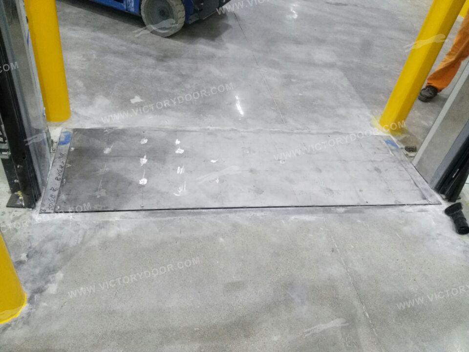Solution for floor across the door of cold storage