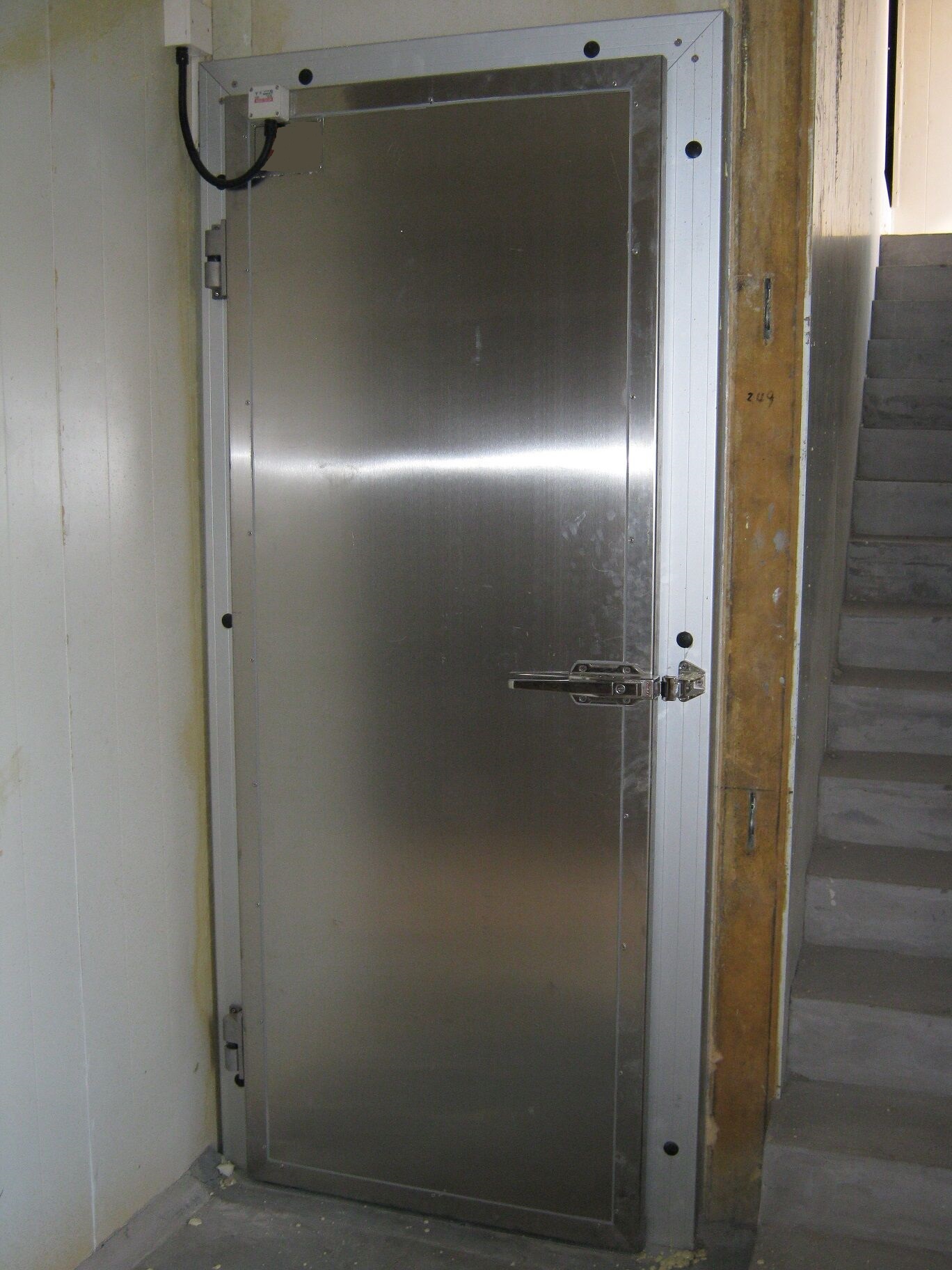 Hinge insulation door