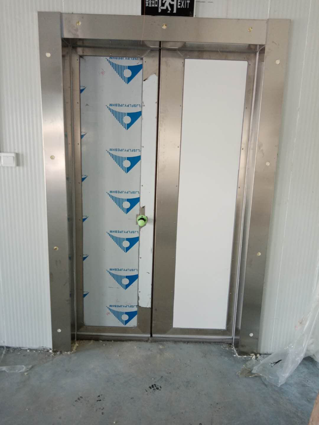 Hinge insulation door