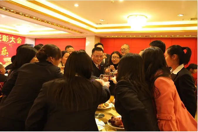 2010年总结表彰大会-董事长、总经理携高管给公司员工敬酒